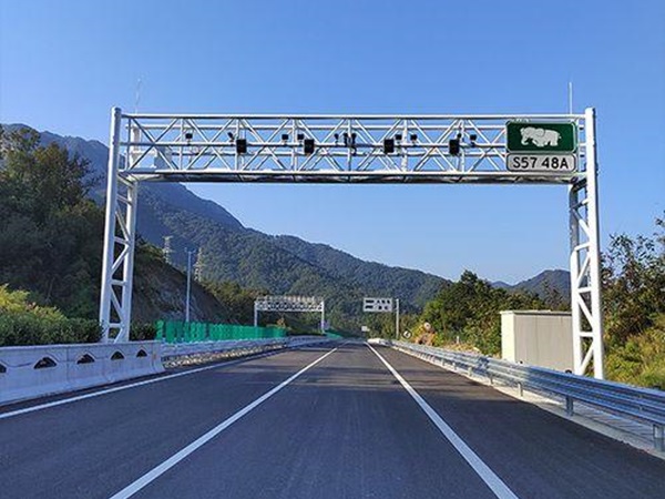 高速公路龍門(mén)架